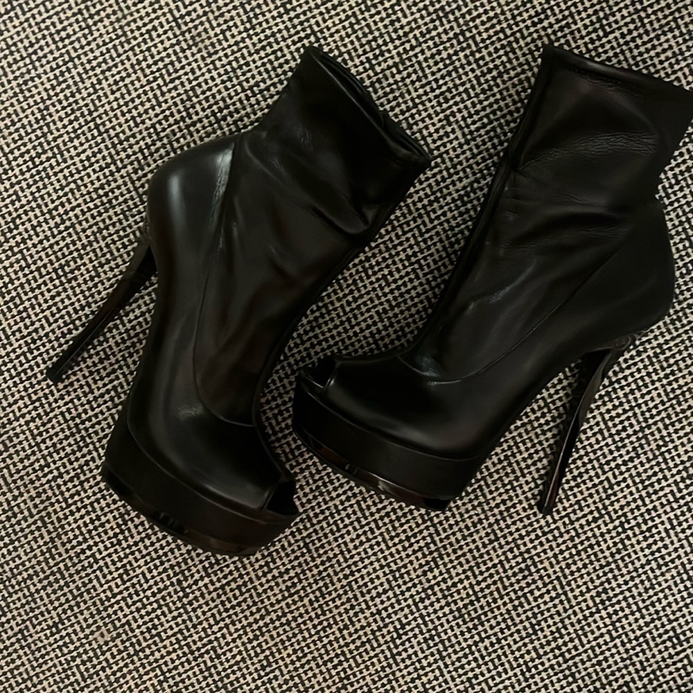 Gucci lambskin bootie so chic